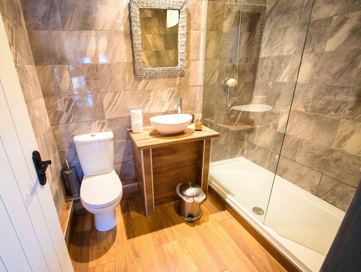 Nik The Greek Bed & Breakfast Burry Port Luaran gambar