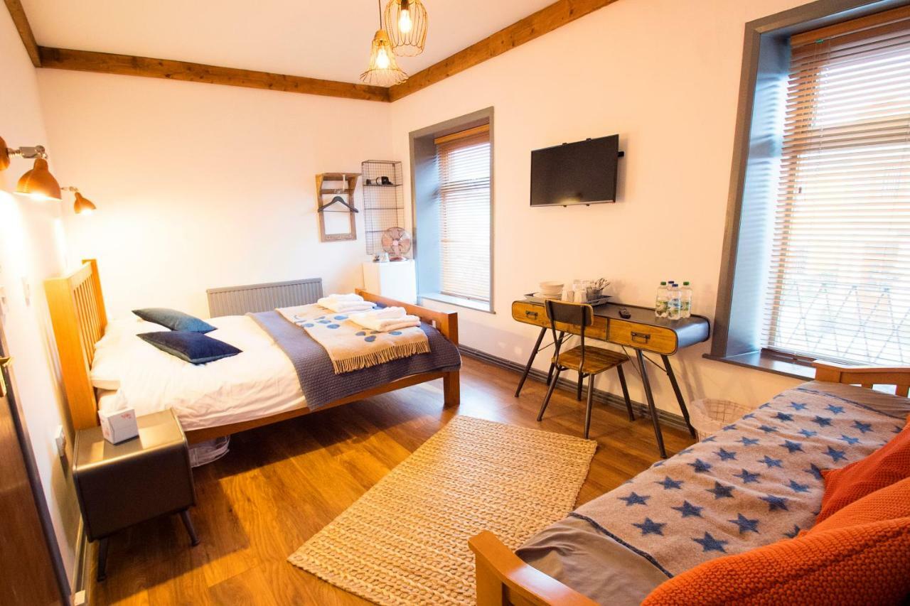 Nik The Greek Bed & Breakfast Burry Port Luaran gambar