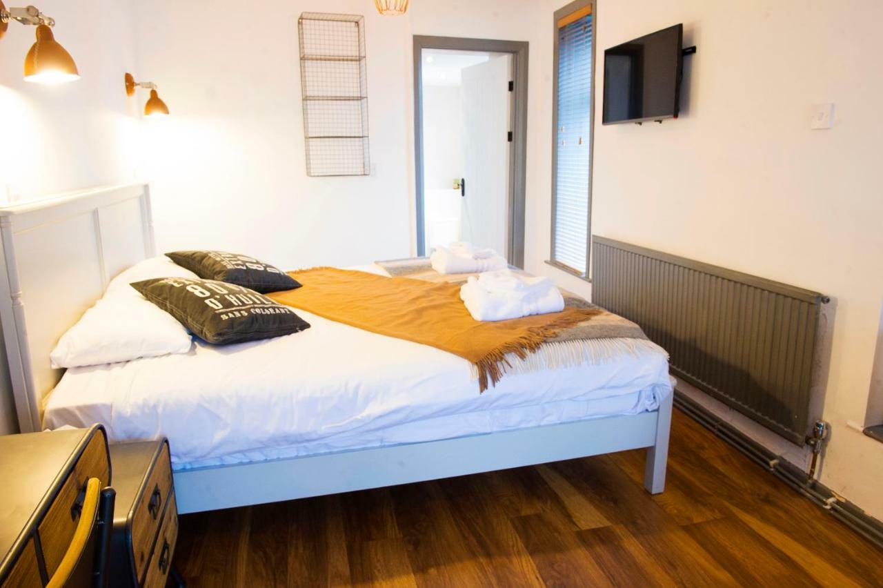Nik The Greek Bed & Breakfast Burry Port Luaran gambar