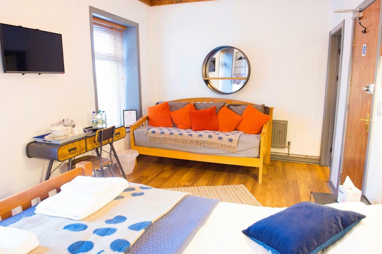 Nik The Greek Bed & Breakfast Burry Port Luaran gambar