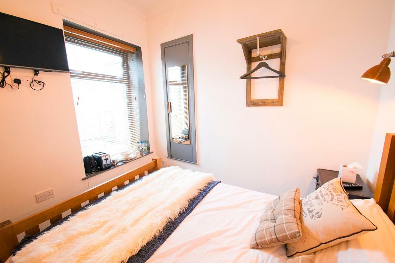 Nik The Greek Bed & Breakfast Burry Port Luaran gambar