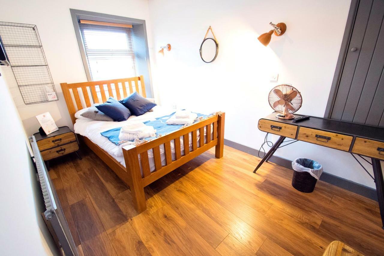 Nik The Greek Bed & Breakfast Burry Port Luaran gambar