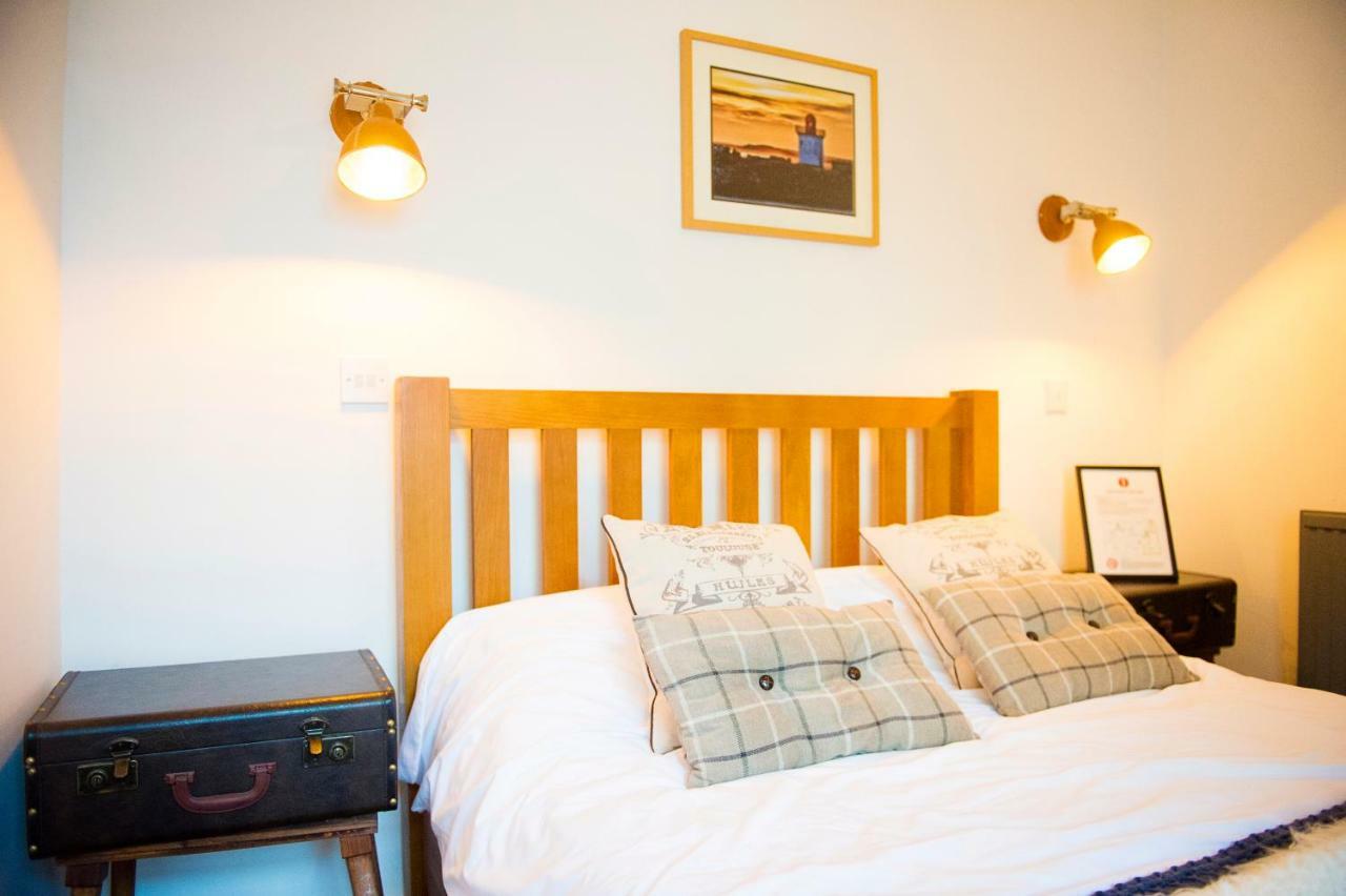 Nik The Greek Bed & Breakfast Burry Port Luaran gambar